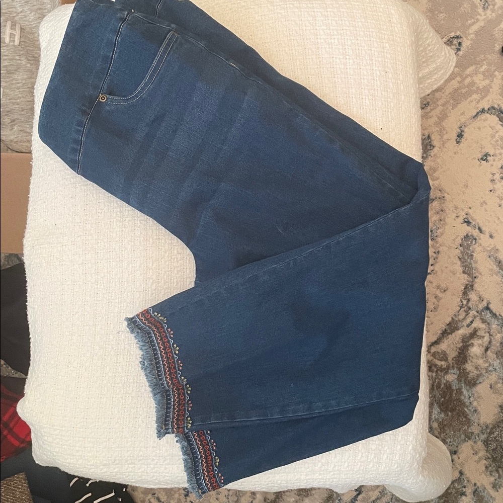 Alfred Dunner Blue Cropped Jeans with Embroidered Detail